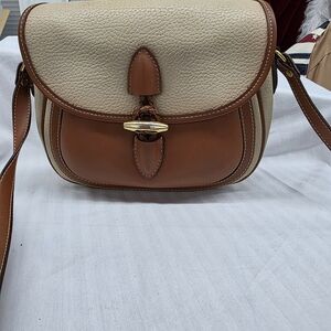 Elegant Tan and Cream Leather Shoulder Bag